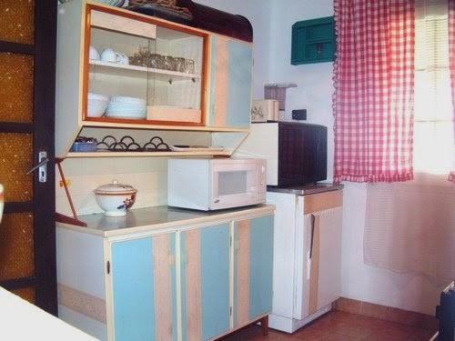 a kitchen with a microwave on top of a counter at Aranysellő Vendégház in Abádszalók