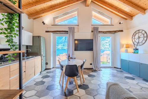 una cucina con un tavolo e sedie in una stanza di The best View Apartment Torno a Torno