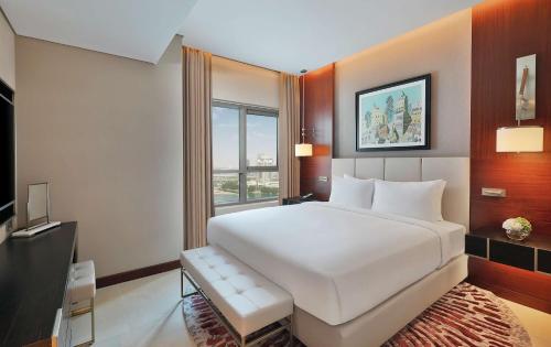 Postel nebo postele na pokoji v ubytování Hilton Doha The Pearl