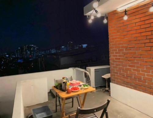 En balkon eller terrasse på 이태원 가성비 해방촌옥탑 Namsan View Rooftop in Haebangchon 신흥시장