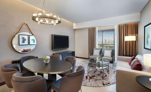 TV a/nebo společenská místnost v ubytování Hilton Doha The Pearl