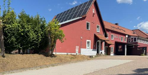 NittendorfにあるPension Monteurzimmer Fremdenzimmerの太陽電池パネル付赤納屋