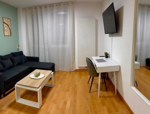 ein Wohnzimmer mit Sofa und Tisch in der Unterkunft Apartamento Blesino in Saragossa