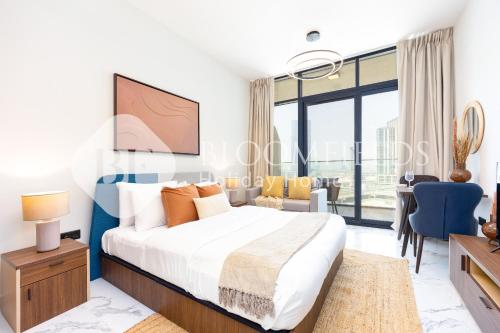 Bloomfields Fabulous Stu In Al Maryah في أبوظبي: غرفة نوم بها سرير ونافذة كبيرة