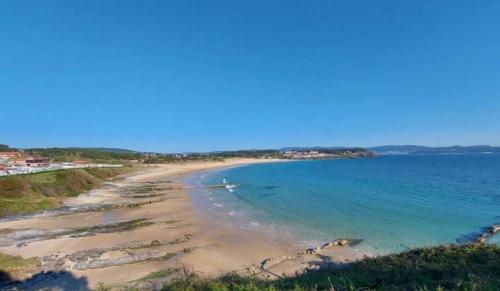 una vista de una playa con el océano en Hotel Moon Dreams La Lanzada, en A Lanzada