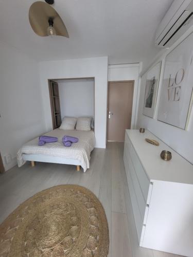 Ένα ή περισσότερα κρεβάτια σε δωμάτιο στο Appartement lumineux avec vue sur mer a 50 m de la plage et du centre