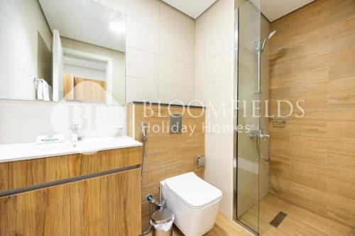 Bloomfield's VistaVibe Stu Al Maryah Island في أبوظبي: حمام مع دش ومرحاض ومغسلة