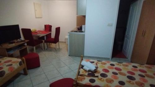 ティヴァトにあるApartmani Nađaのキッチン、テーブル、ベッドが備わる客室です。