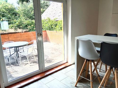 a room with a table and chairs and a sliding glass door at 3-Zimmer-Stadtapartment mit Terrasse in Sankt Veit an der Glan