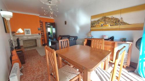 a kitchen and dining room with a table and chairs at Enjoy Lisbon Cascais Sintra 1200 metres to metro blue line Sintra Rail line Free Parking in Amadora
