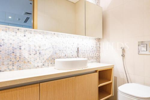 une salle de bain avec un lavabo et des toilettes dans l'établissement Bloomfields Cozy 1br Mayan with Beach Access, à Abu Dhabi