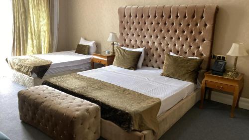 Ein Bett oder Betten in einem Zimmer der Unterkunft Lake view Palace Hotel