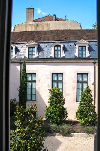 a view of a building from a window at Dijon hypercentre - Hotel particulier - Philippe le Hardi in Dijon