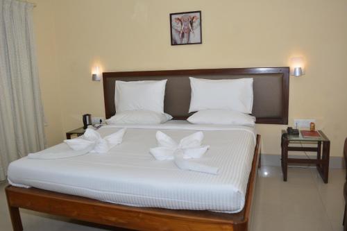 Postel nebo postele na pokoji v ubytování Hotel Golden Anchor Dhamara
