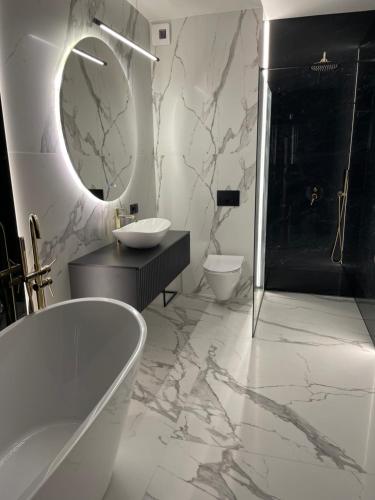 Ένα μπάνιο στο Plaza 78 Apartament