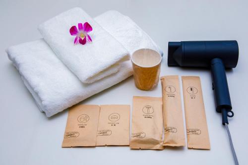 a towel with a flower on it and a cup of coffee at 最大18名OK 南城市 百名の大型貸別荘 BBQ ビーチ近くでグループ滞在に最適 Seaside House Ichika in Nanjo