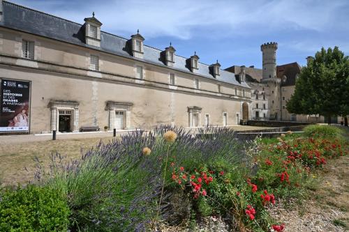 Κήπος έξω από το Le logis de l'abbaye de Saint Savin