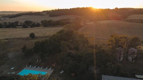 an aerial view of a large estate with a swimming pool at Collina Blu in Orvieto