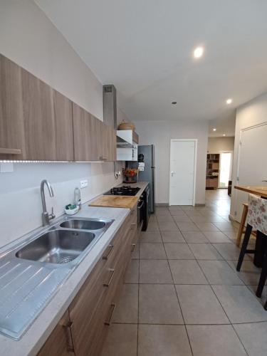 une cuisine avec un évier et un plan de travail dans l'établissement Charmant logement de Qualité - Centre ville de Millau, à Millau
