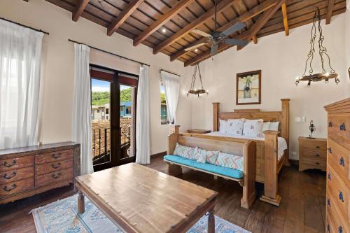une chambre avec un lit et une table dans l'établissement Las Catalinas Villa 5 BD, à Playa Danta