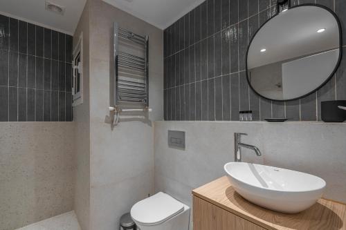 Kerameikos Elégance 2BR Apt | IVY Vacation Rentals
