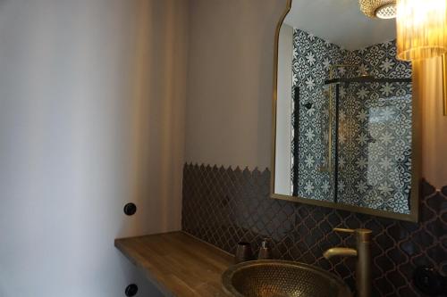 a bathroom with a sink and a mirror at La Jura in Podlesice