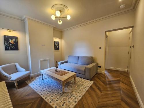 Χώρος καθιστικού στο Cosy Garden Flat in Wimbledon