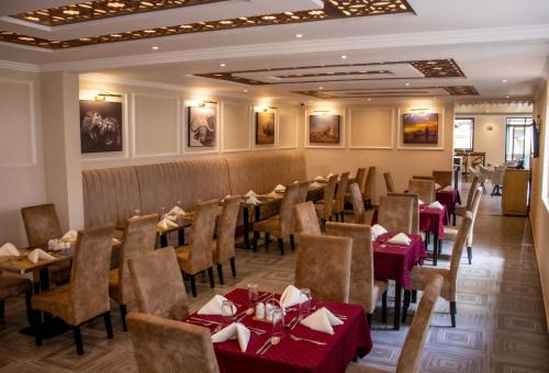 NarokMara Frontier Hotel的一间有桌椅的餐厅
