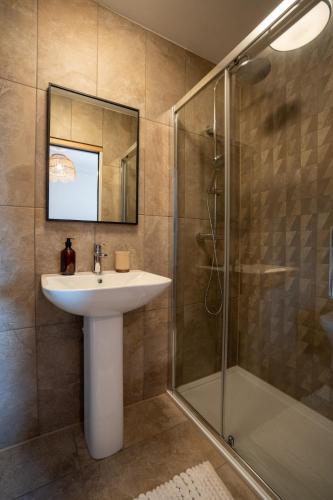 Ένα μπάνιο στο Modern Bungalow Views of Pen y Fan
