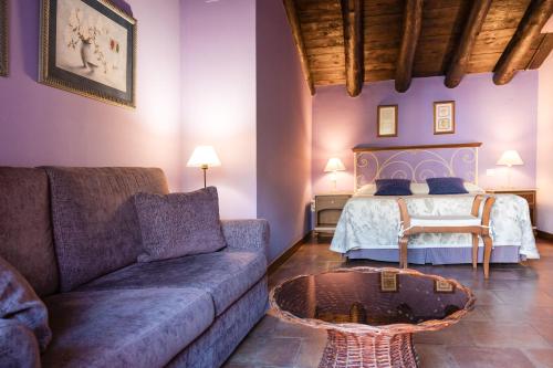 a living room with a couch and a bed at Hotel Albarrán in Albarracín