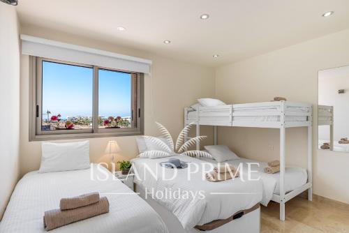 アデへにあるFamily Home in Luxury Complex in La Caleta MG5の二段ベッド2台と窓のある寝室