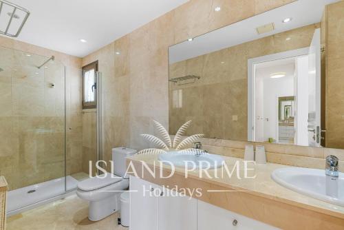 アデへにあるFamily Home in Luxury Complex in La Caleta MG5のバスルーム(洗面台、トイレ、鏡付)