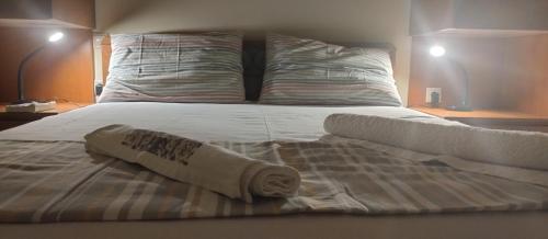 a bed with two towels on top of it at ΜΟΝΟΚΑΤΟΙΚΙΑ ΑΝΕΞΑΡΤΗΤΗ ΣΕ ΚΕΝΤΡΙΚΟ ΔΡΟΜΟ in Lixouri