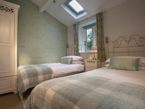 Una cama o camas en una habitación de 2 Bed in Coniston LCC17