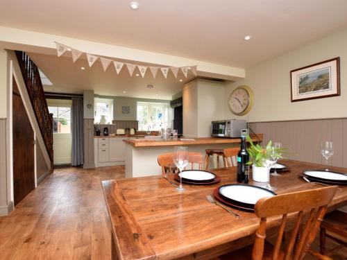 Η κουζίνα ή μικρή κουζίνα στο 2 Bed in Holymoorside 49757