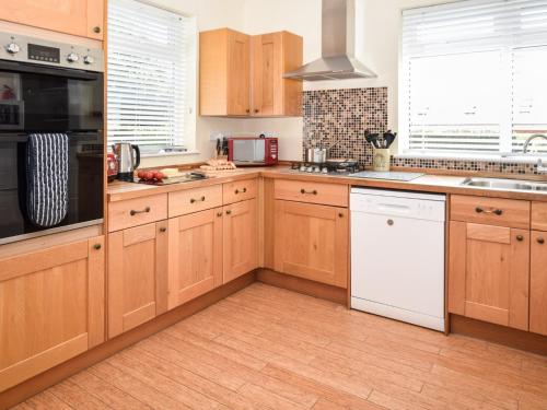 Kuchyň nebo kuchyňský kout v ubytování 3 Bed in Totland Bay IC110