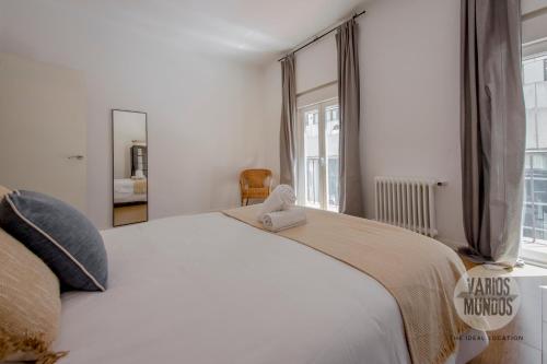 a bedroom with a large white bed and a window at Explora Madrid para 7, al pie de Gran Vía E2 in Madrid