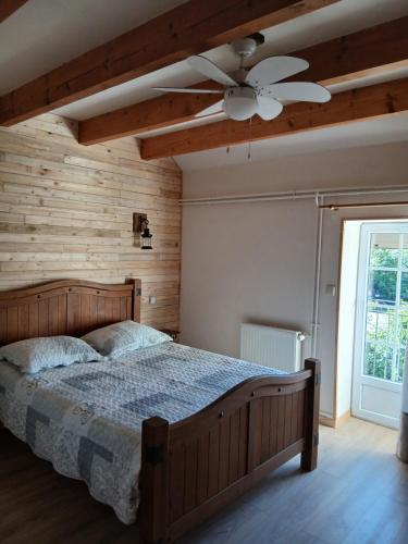 a bedroom with a bed and a ceiling fan at La cabane de Lancelot Chambre Campagne in Laperrière-sur-Saône