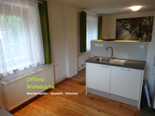 una cucina con lavandino e finestra di Ferienhaus Huber a Mariapfarr