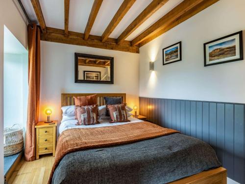 a bedroom with a large bed with two lamps at 2 bed in Arthog 66611 in Arthog