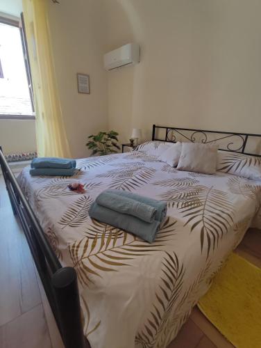a bed with two pillows on it in a bedroom at La casina nel borgo in Volterra
