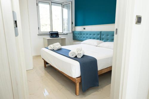 a bedroom with a bed with two towels on it at LA PERLA MARE- Wi-fi and free parking in Capo Vaticano