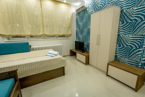 Apartments Jevremova في بلغراد: غرفة نوم فيها سرير وتلفزيون