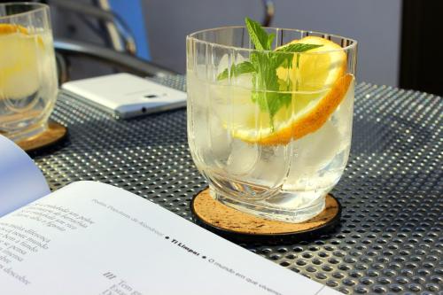 un bicchiere d'acqua con arance e menta su un tavolo di Alandroal Guest House, Hotel ad Alandroal