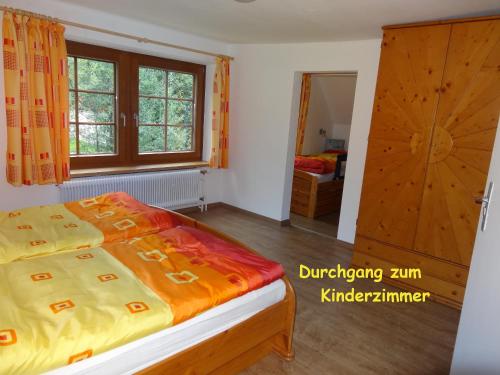 ein Schlafzimmer mit einem Bett und einem großen Fenster in der Unterkunft Ferienhaus Huber in Mariapfarr
