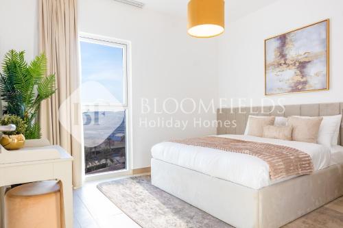 Postel nebo postele na pokoji v ubytování Bloomfields 1br Deluxe in Water Edge