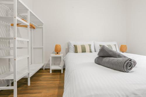 Un pat sau paturi într-o cameră la Spacious 4 Bedroom House Darling Harbour-10 Guests