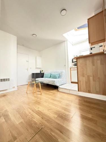 - un salon avec un canapé et du parquet dans l'établissement Studio Opera Bourse, à Paris