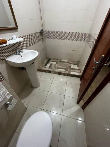 a bathroom with a toilet and a sink at appartement Marrakech in Oulad Akkou