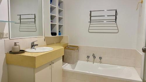 Bilik mandi di Cozy Balcatta Home